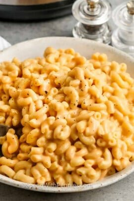 Instant Pot Mac and Cheese with pepper on top